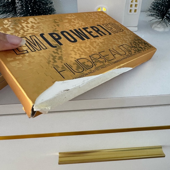 HUDA BEAUTY Empowered Eyeshadow Palette - Gold, Purple, Brown - Picture 7 of 8
